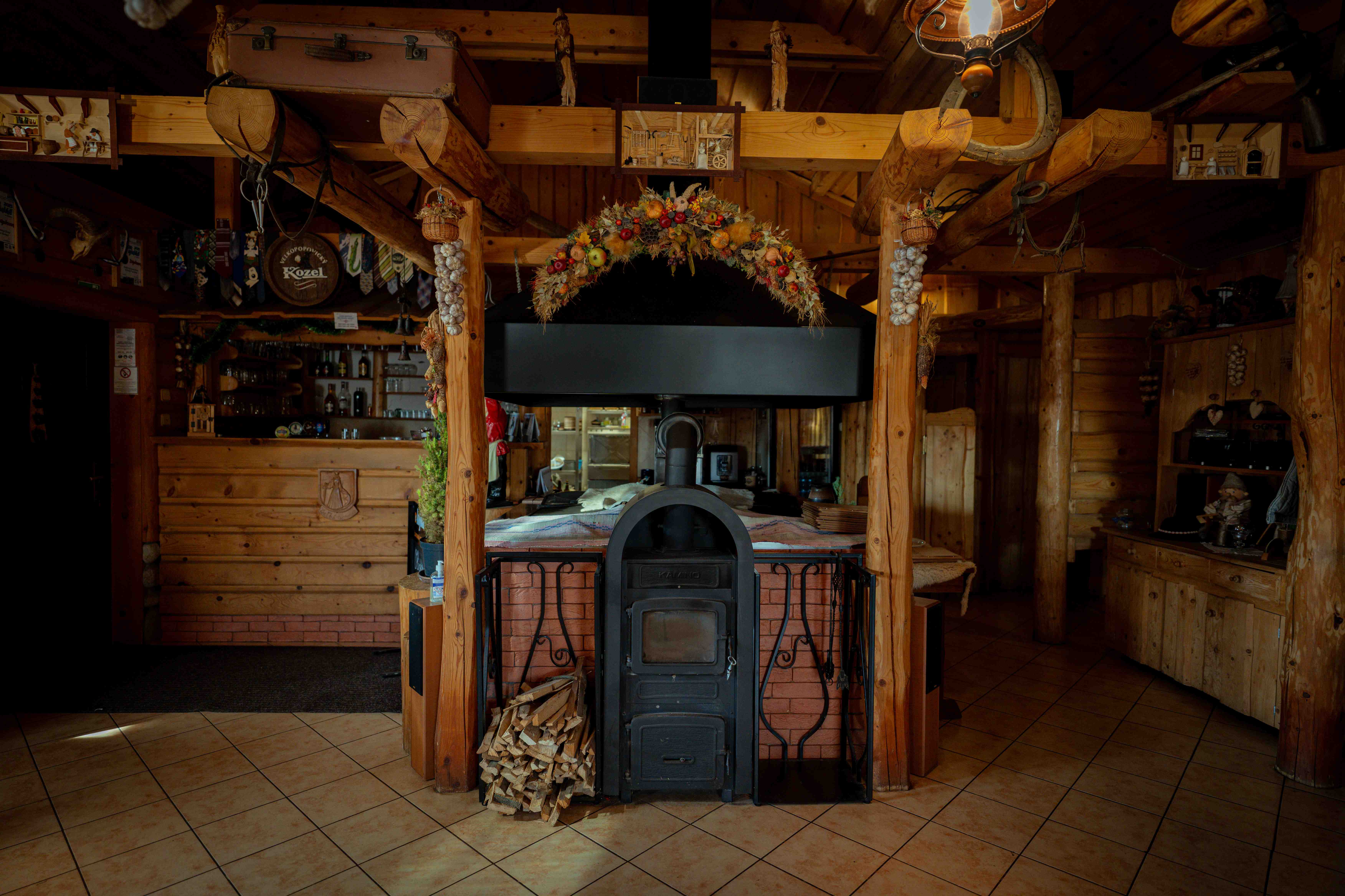 Tradičný krb a bar v reštaurácii