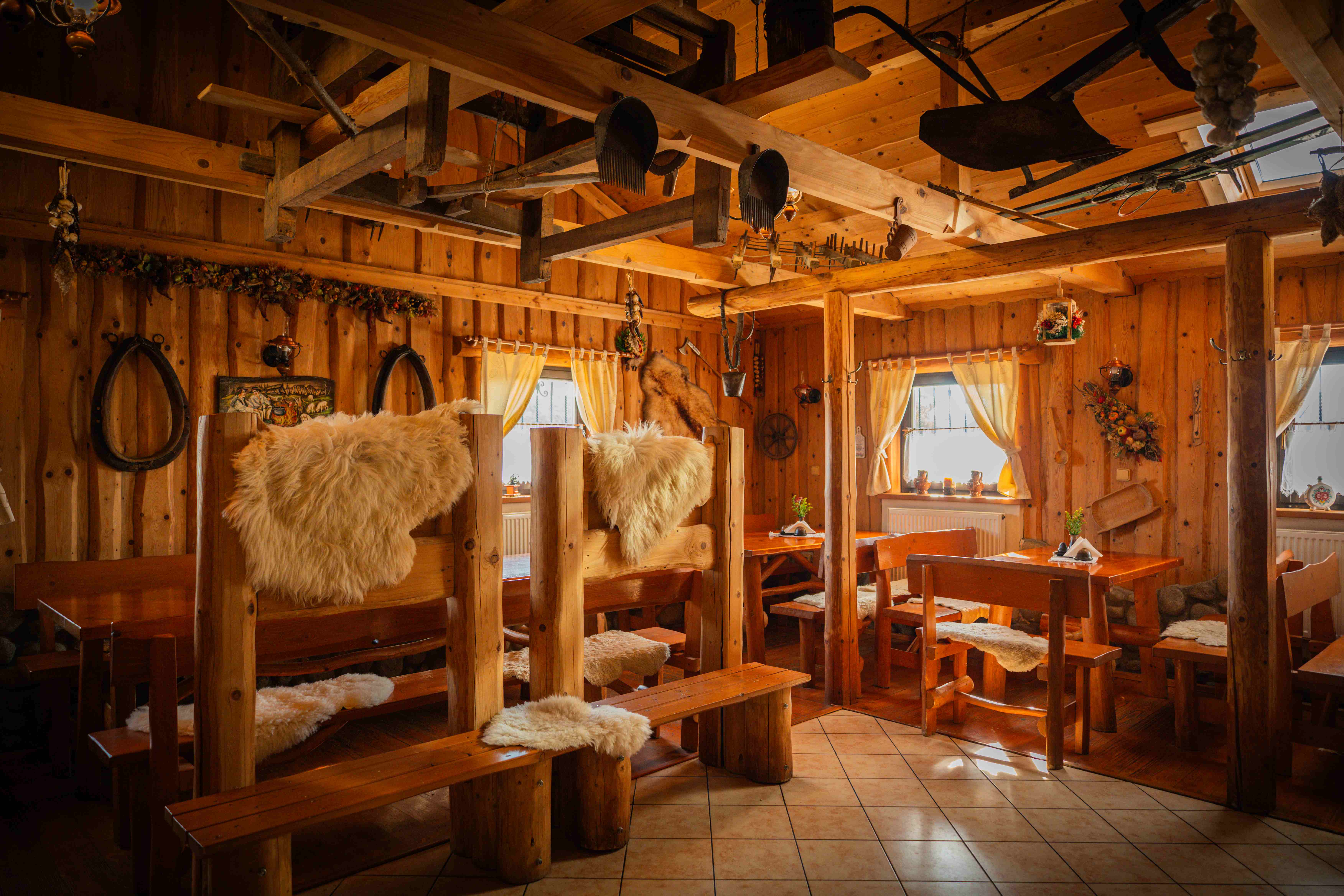 Útulný interiér s dreveným nábytkom