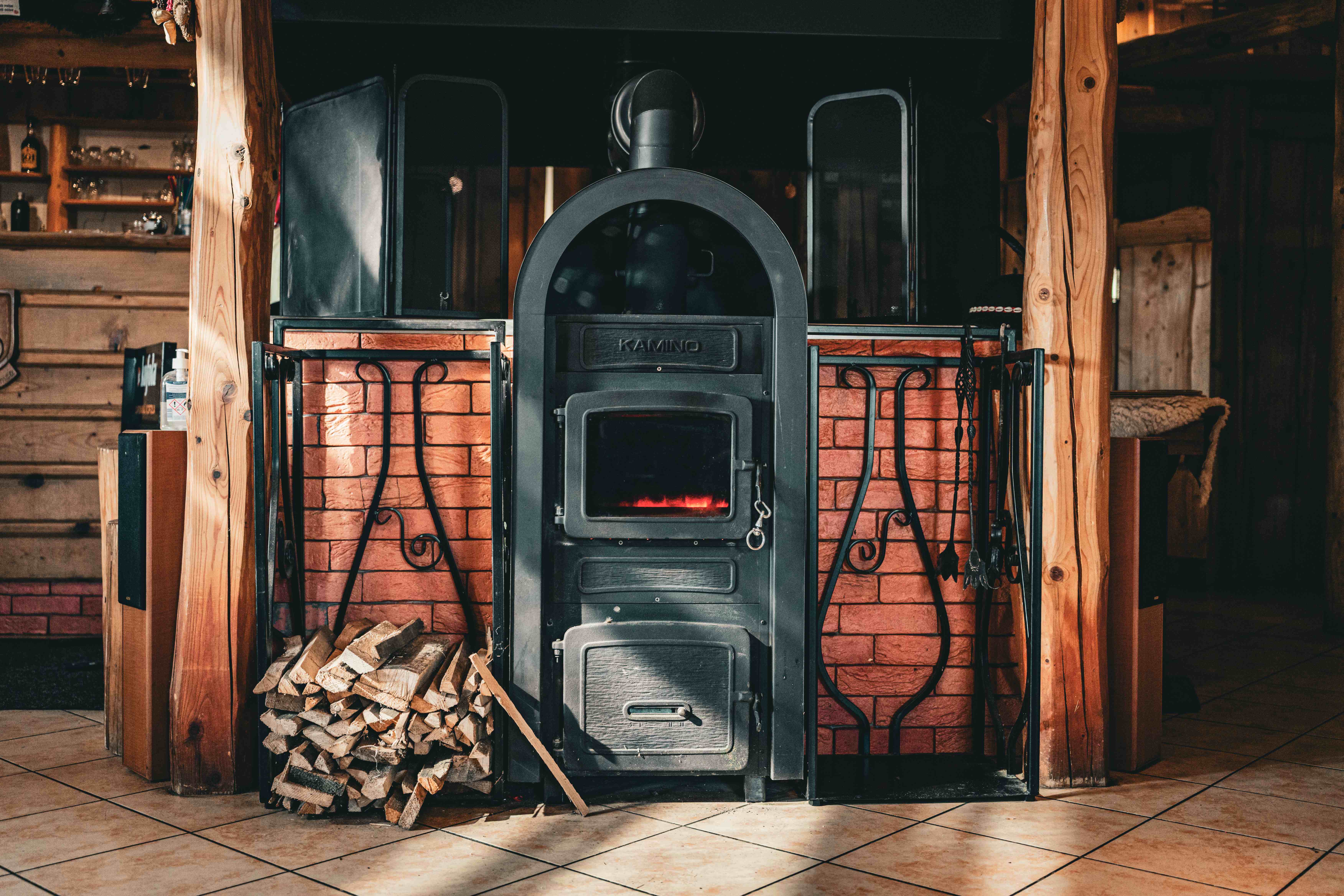 Tradičný krb v reštaurácii